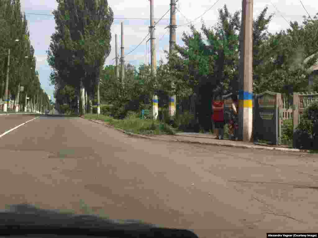 Доброполье, Донецкая область: украинские флаги на столбах вдоль одной из главных улиц