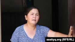 Многодетная мать-одиночка Гульбахира Бектурова у порога квартиры, которую она снимает. Шымкент, 13 августа 2016 года.