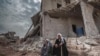 Жители Кобани у своего разрушенного дома