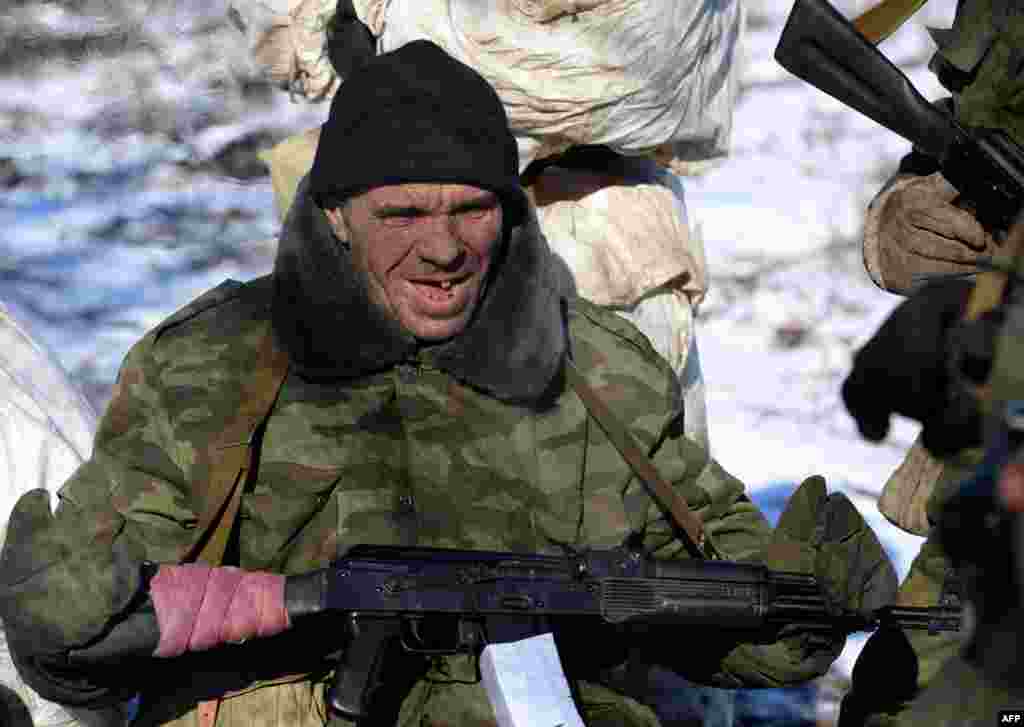 Проросійський бойовик гріється біля багаття під час перерви в боях, район Дебальцево, 17 лютого 2015 року