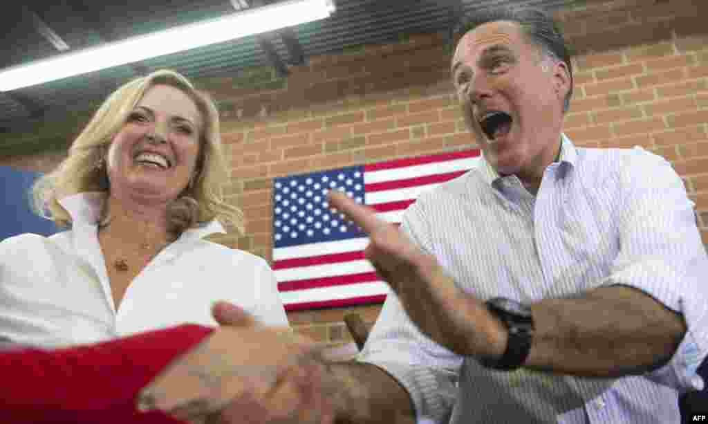 Митт Ромни с женой Анной приветсвуют сторонников перед выступлением на митинге