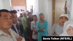 Жители села Аппак, пришедшие на переговоры с акимом в дом Шахсанам Ешимбетовой. Мангистауская область, 16 сентября 2016 года.
