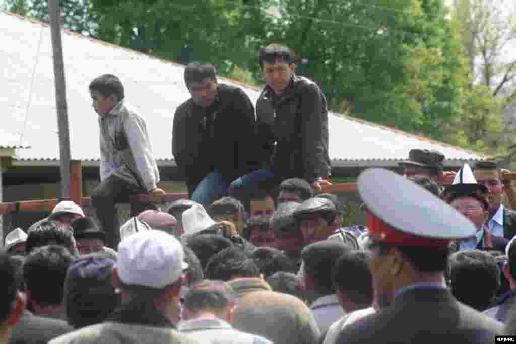 Москва районунун акими Кубанычбек Сыйданов азыркы күндө күрт улутундагы үч адам камакта отурганын айтты. - Kyrgyzstan -- Kyrgyz Lawmakers to Discuss the Cause of the Inter-Ethnic Tensions in the Town of Petrovka,30april2009