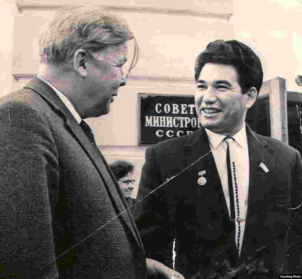 Чингиз Айтматов и Николай Тихонов, 1963