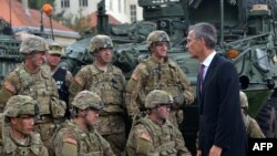 NATO-nyň baş sekretary general Jens Stoltenberg amerikan esgerleriniň öňünde, Praga, 9-njy sentýabr, 2015