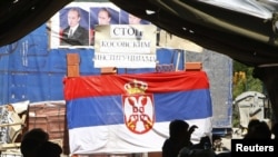 Fotografija ruskog premijera Vladimira Putina uz srpsku zastavu na barikadi u selu Rudare, sever Kosova, avgust 2011