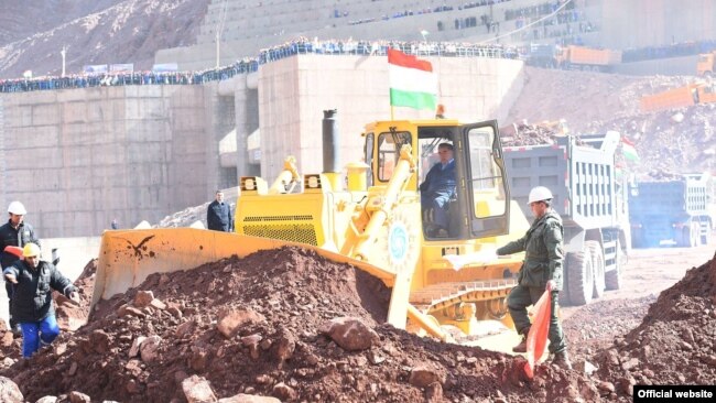 Начало строительства плотины Рогунской ГЭС
