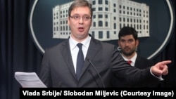 Aleksandar Vučić na konferenciji za novinare pokazuje ugovor za Air Serbia