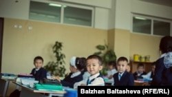 Ученики начальных классов в школе в Алматинской области.