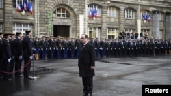 Francuski predsjednik Francois Hollande odaje počast ubijenim u napadima 7. siječnja 2015. godine, Pariz