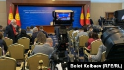 Журналисты на пресс-конференции Сооронбая Жээнбекова. 25 декабря 2019 года. 
