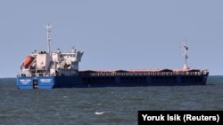 Вантажне судно Zhibek Zholy під російським прапором біля турецького порту Карасу, Туреччина, 2 липня 2022 року. На судні зерно, яке, за даними влади України, було вивезене із окупованого Росією порту Бердянська