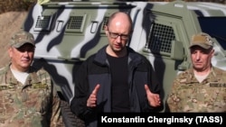 Арсений Яценюк в окружении украинских военных.