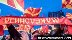 Поддржувачи на ВМРО-ДПМНЕ на централниот митинг за претседателските избори.