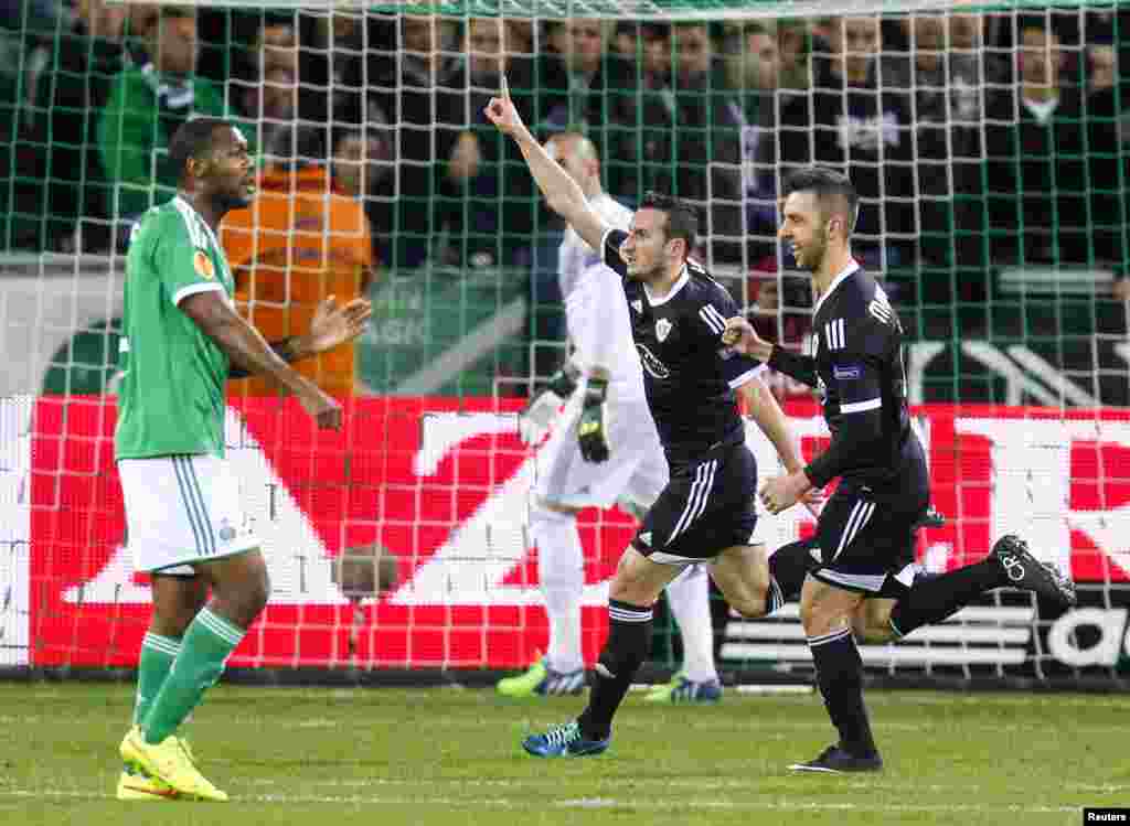 Vüqar Nadirovun sevinci böyükdür, səfər oyununda Qarabağı hesabda irəli çıxarır 1-0. Uzun ötürməni sinəsinə qəbul edən Nadirov rəqib qapıçısının qabağa çıxmasından məharətlə istifadə edir, topu onun üstündən qapıya yönəldir. Fransalıların məşqçisi oyundan sonra İslandiyalı hakimi bu qolu saydığına görə ittiham edərək Qarabağ hücumçusunun əllə oynadığını deyib.