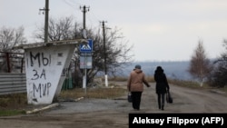 Автобусна зупинка в селищі Павлопіль, розташованому поруч із лінією фронту