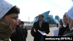 Правозащитник Вадим Курамшин стоит в окружении родственников осужденных. Астана, 1 апреля 2011 года.