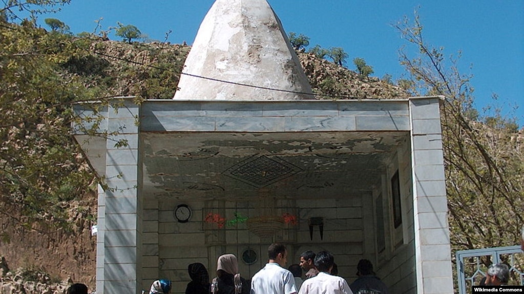 زیارتگاه بابایادگار، از بزرگان یارسان در دامنه کوه تخت سرانه در روستای زرده