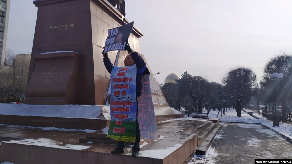 Гражданский активист Дархан Уалиев на одиночном пикете. Алматы, 8 января 2020 года