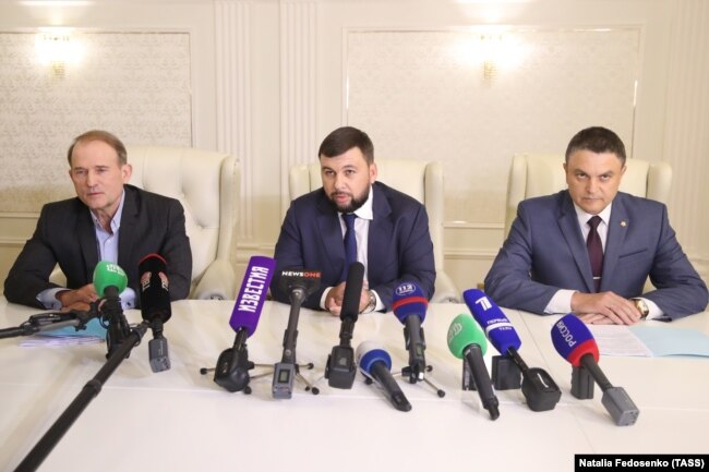 Голова політради «Опозиційної платформи - За життя», кум Путіна Віктор Медведчук під час зустрічі з бойовиками російських гібридних сил