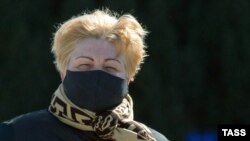 Жінка в захисній масці на площі Леніна в Сімферополі, 6 квітня 2020 року