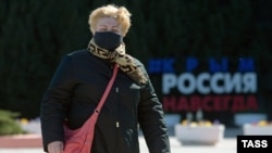 Женщина в защитной маске. Симферополь, 6 апреля 2020 года
