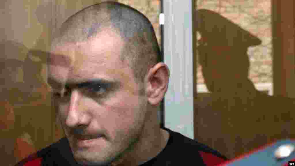 Бесландағы теракт кезінде қолға түскен жалғыз террорист Нурпаши Кулаев өмірлік түрме жазасына кесілді. Владикавказ, 26 мамыр 2006 жыл.
