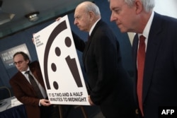 Стрелка часов "Судного дня", отсчитывающих символическое время до глобального ядерного катаклизма, вновь сдвинулась
