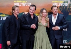 Режисьорът Куентин Тарантино и членовете на актьорския състав Брад Пит, Леонардо ди Каприо и Марго Роби позират по време на берлинската премиера на "Имало едно време в Холивуд", 2019 г.