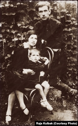 Мойшэ Кульбак з жонкай і сынам, Менск, 1929
