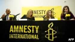 Mașa Alyokhina și Nadejda Tolokonikova la conferința de presă de la New York, alături de Steven Hawkins, directorul executiv al Amnesty International și Ann Burroughs, președinta consiliului de administrație american al organizației
