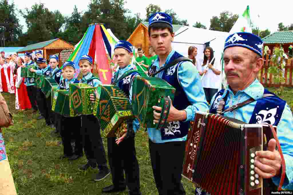 Теләче гармунчылары