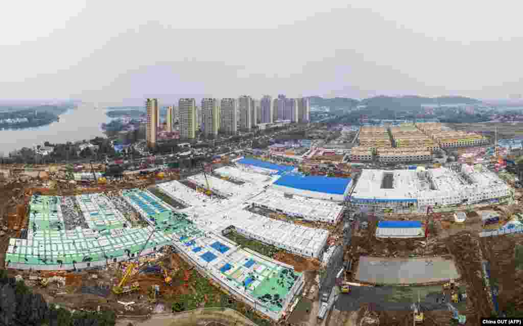 China -- This aerial photo taken on February 2, 2020 shows the Huoshenshan hospital, which means "Fire God Mountain", after handed over to China's army in Wuhan in China's central Hubei province. - China's army on February 2 was given control of a nearly-finished field hospital that will treat patients at the epicentre of a deadly virus epidemic that has severely strained medical facilities.