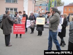 2013 yil oktyabr oyi, "Yordam" o‘zbek jurnalisti S.Naumov himoyasiga piket o‘tkazmoqda