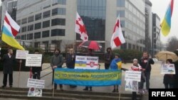 Белорусские активисты проводят проукраинскую акцию протеста. Брюссель, 25 марта 2015 года.