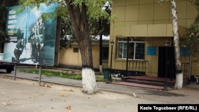 Смотреть порно видео: Қыз досын азғырды