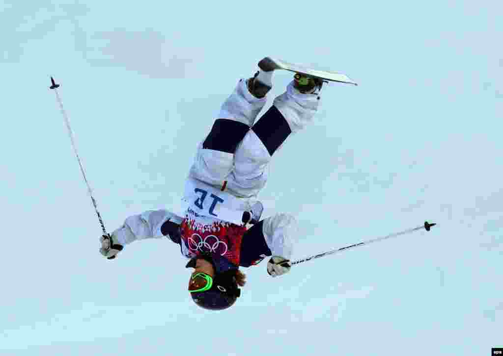 Heather McPhie of the United States in action during qualification for the freestyle skiing ladies&#39; moguls competition.&nbsp;