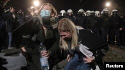 Полицията използва сълзотворен газ, за да разпръсне протестиращите срещу решението на съда, според което абортите в Полша вече не са позволенти, дори когато става дума за увреждане на плода. 