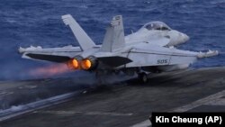 Un avion de luptă F/A-18 Super Hornet fighter decolează de pe portavionul U.S. Navy USS Ronald Reagan, Marea Chinei de Sud, 20 noiembrie 2018.