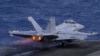 Un avion de luptă F/A-18 Super Hornet decolând de pe USS Ronald Reagan în Marea Chinei de Sud.