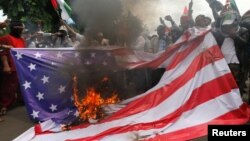 Протест у посольства США в Джакарте.