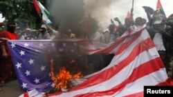 Протест у посольства США в Джакарте.