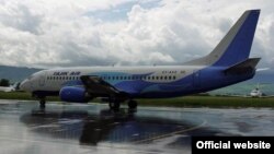 "Тажик Эйрдин" Боинг–737-300 учагы, Душанбе эл аралык аба майданы, Тажикстан.