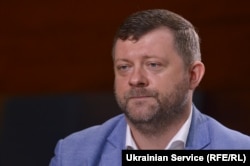 Голова партії «Слуга народу» Олександр Корнієнко спочатку заявив, що він не може повноцінно поспілкуватися із Тищенком, а тому і не отримав від нього пояснень