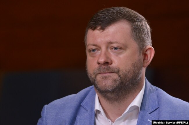 Голова партії «Слуга народу» Олександр Корнієнко спочатку заявив, що він не може повноцінно поспілкуватися із Тищенком, а тому і не отримав від нього пояснень