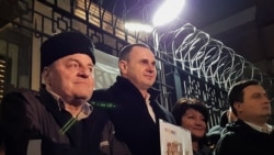 Колишні політв'язні Кремля Едем Бекіров і Олег Сенцов на акції в Києві