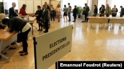 Люди выстроились в очередь на избирательном участке во время президентских выборов во Франции. 23 апреля 2017 года.