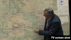 Vladimir Radojčić nad vojnom kartom SRK-a iz vrijeme opsade Sarajeva