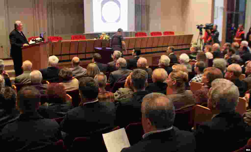 МАКЕДОНИЈА - Договорот од Преспа е оптимално решение што Македонија можеше да го постигне за решение на спорот за името, изјави академик Владо Камбовски на средба со новинарите заедно со академик Владо Поповски и професор Нано Ружин.