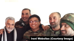 عکس از آرشیف ـ علی‌رضا توسلی، بنیان‌گذار لشکر فاطمیون و از شیعیان افغانستان، در کنار قاسم سلیمانی و شماری دیگر از فرماندهان.